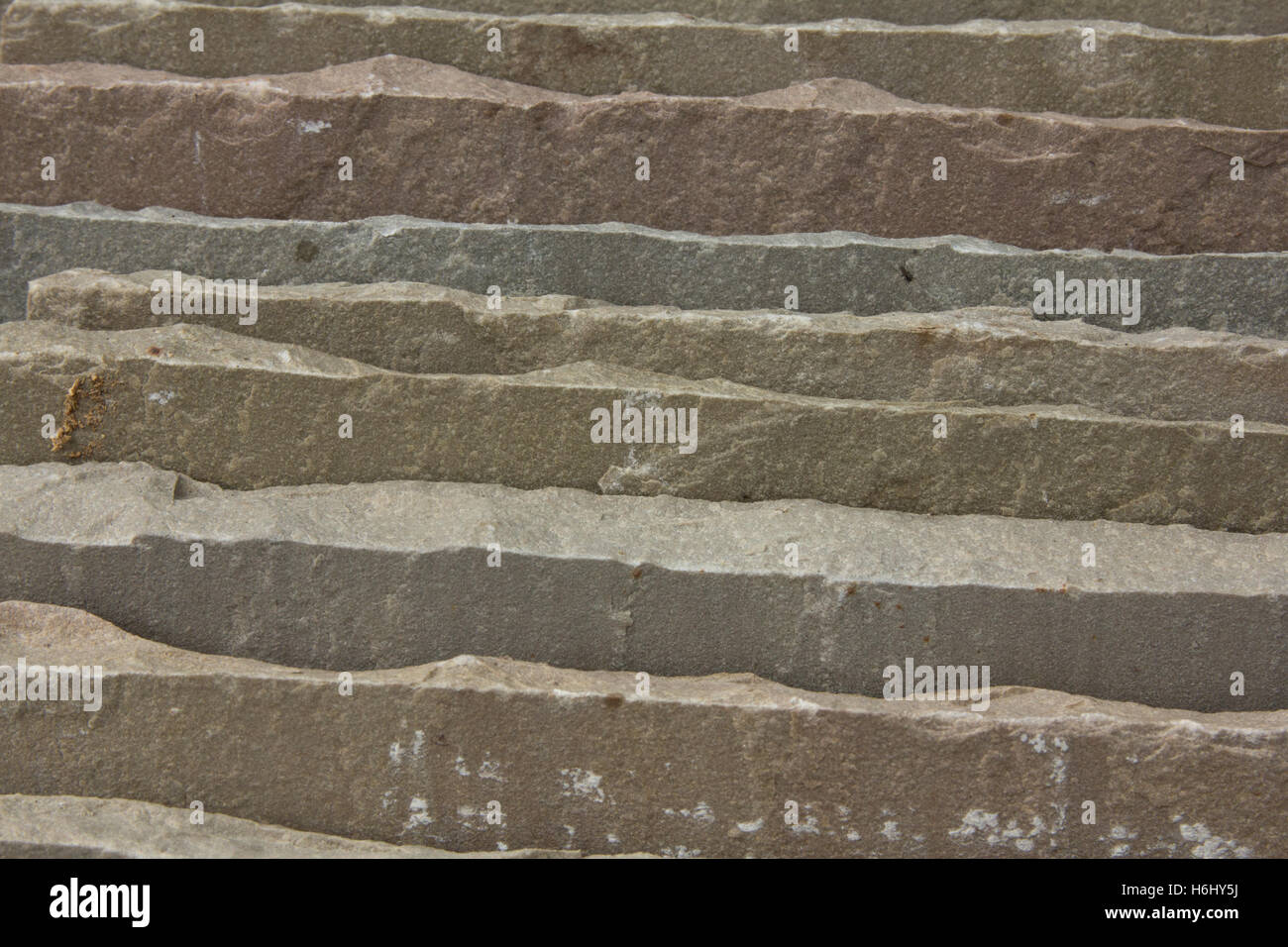 Lastre di pietra indiane ardesia sono impilati pronti da utilizzare per la posa di un nuovo patio. Foto Stock