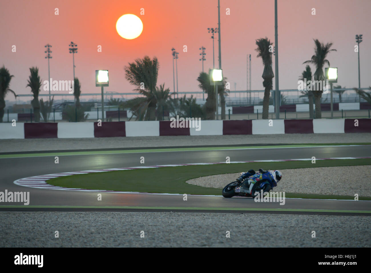 Circuito di Losail Doha, in Qatar. Il 28 ottobre 2016. Il sole tramonta oltre il circuito durante il round finale del 2016 FIM Superbike World Championship (c) Gina Layva/Alamy Foto Stock