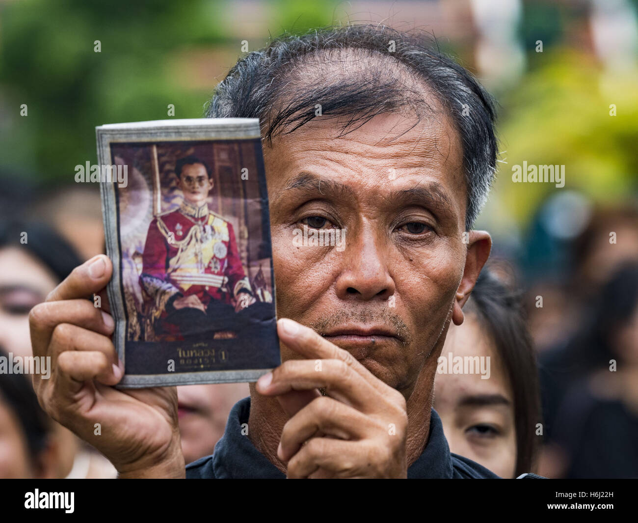 Bangkok, Tailandia. 29 ott 2016. Un uomo può contenere una foto del Bhumibol Adulyadej, del re di Thailandia, mentre egli file in Grand Palace per rendere omaggio al re. Sabato è stato il primo giorno Thais potrebbe rendere omaggio all'urna funeraria del tardo Bhumibol Adulyadej, Re di Tailandia, A Dusit Maha Prasart trono hall del Grand Palace. Credito: ZUMA Press, Inc./Alamy Live News Foto Stock