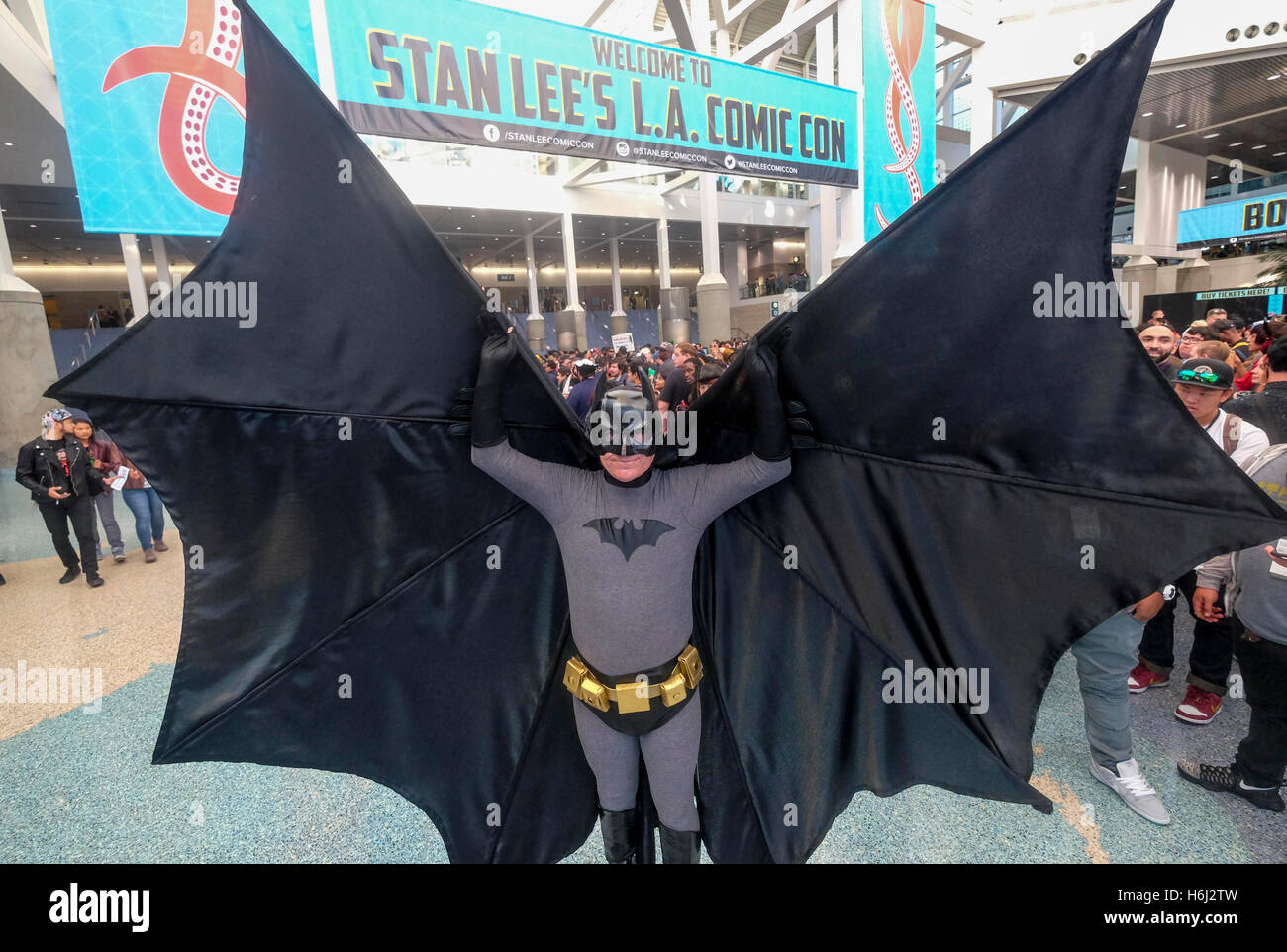 Los Angeles, Stati Uniti d'America. 28 ott 2016. Un Anime Fan vestito come il fumetto e il carattere di animazione Batman posa per foto durante il 2016 Stan Lee Comic Con Expo presso il Los Angeles Convention Center di Los Angeles, Stati Uniti, 28 ottobre 2016. Stan Lee, presidente emerito della Marvel Comics ha pubblicato più di 2 miliardi di copie di libri di fumetti e creato uomo ragno, l'Incredibile Hulk, X-Men e altri Marvel Comics' caratteri. Credito: Zhao Hanrong/Xinhua/Alamy Live News Foto Stock