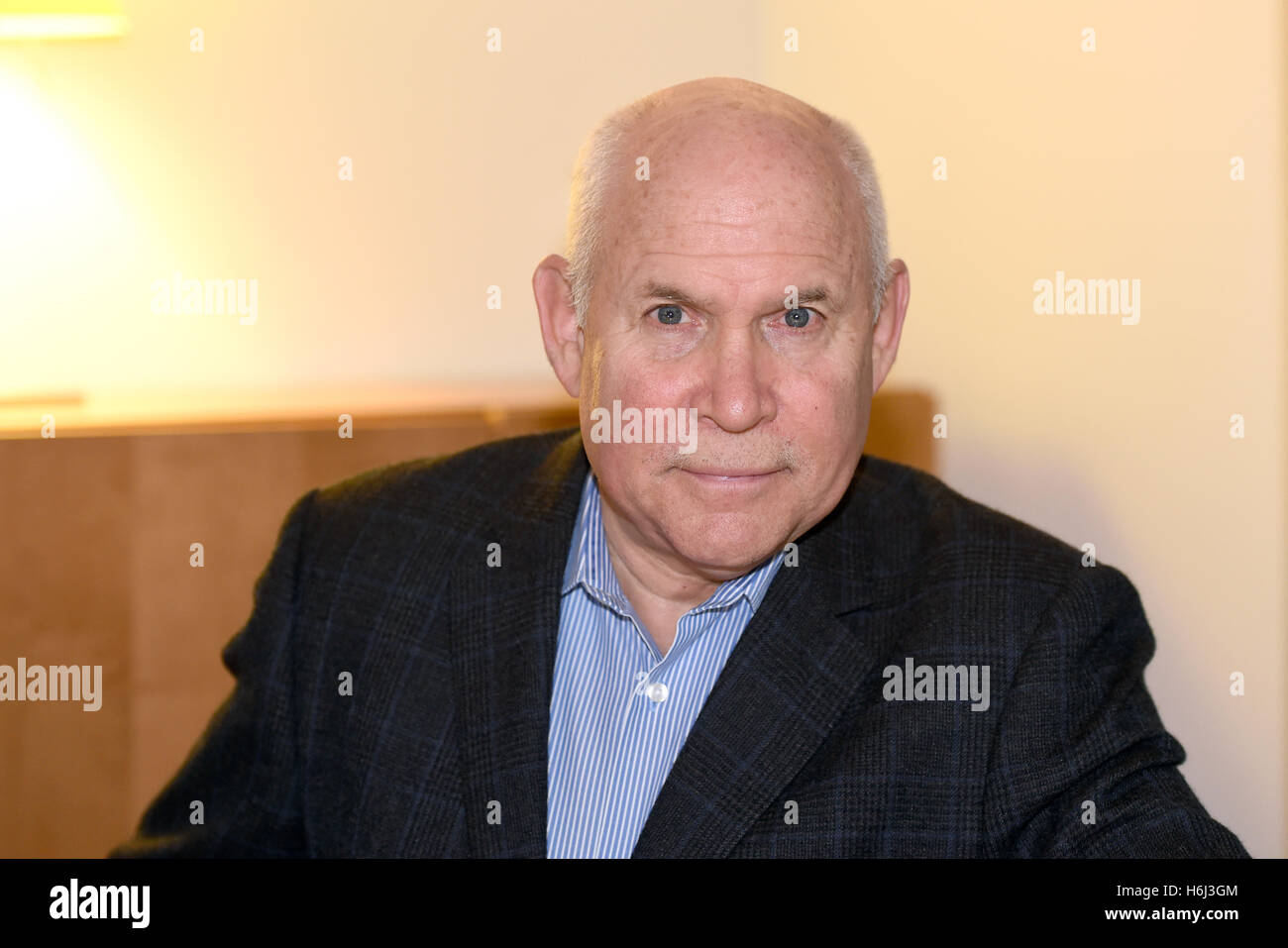 Monaco di Baviera, Germania. 28 ott 2016. Noi fotografo Steve McCurry pone davanti al suo caso 'in lettura. Una passione senza frontiere' nella Literaturhaus di Monaco di Baviera, Germania, il 28 ottobre 2016. Foto: FELIX HOERHAGER/dpa - nessun filo SERVICE -/dpa/Alamy Live News Foto Stock