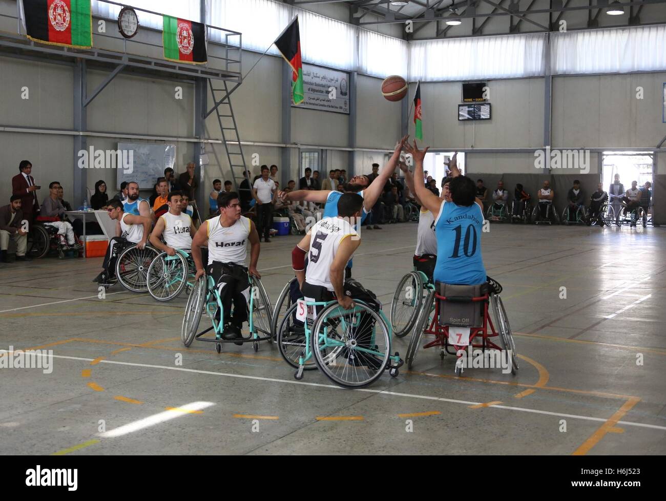 A Kabul, Afghanistan. 29 ott 2016. Afghan disabilitato i giocatori di competere durante una nazionale di basket in carrozzella torneo tra Herat e Kandahar province di Kabul, capitale dell'Afghanistan, Ottobre 29, 2016. Sette giorni di basket in carrozzella torneo organizzato dal Comitato internazionale della Croce Rossa (CICR) tra otto squadre concluso a Kabul il sabato. Il team della provincia di Kandahar ha vinto il torneo. © Rahmat Alizadah/Xinhua/Alamy Live News Foto Stock