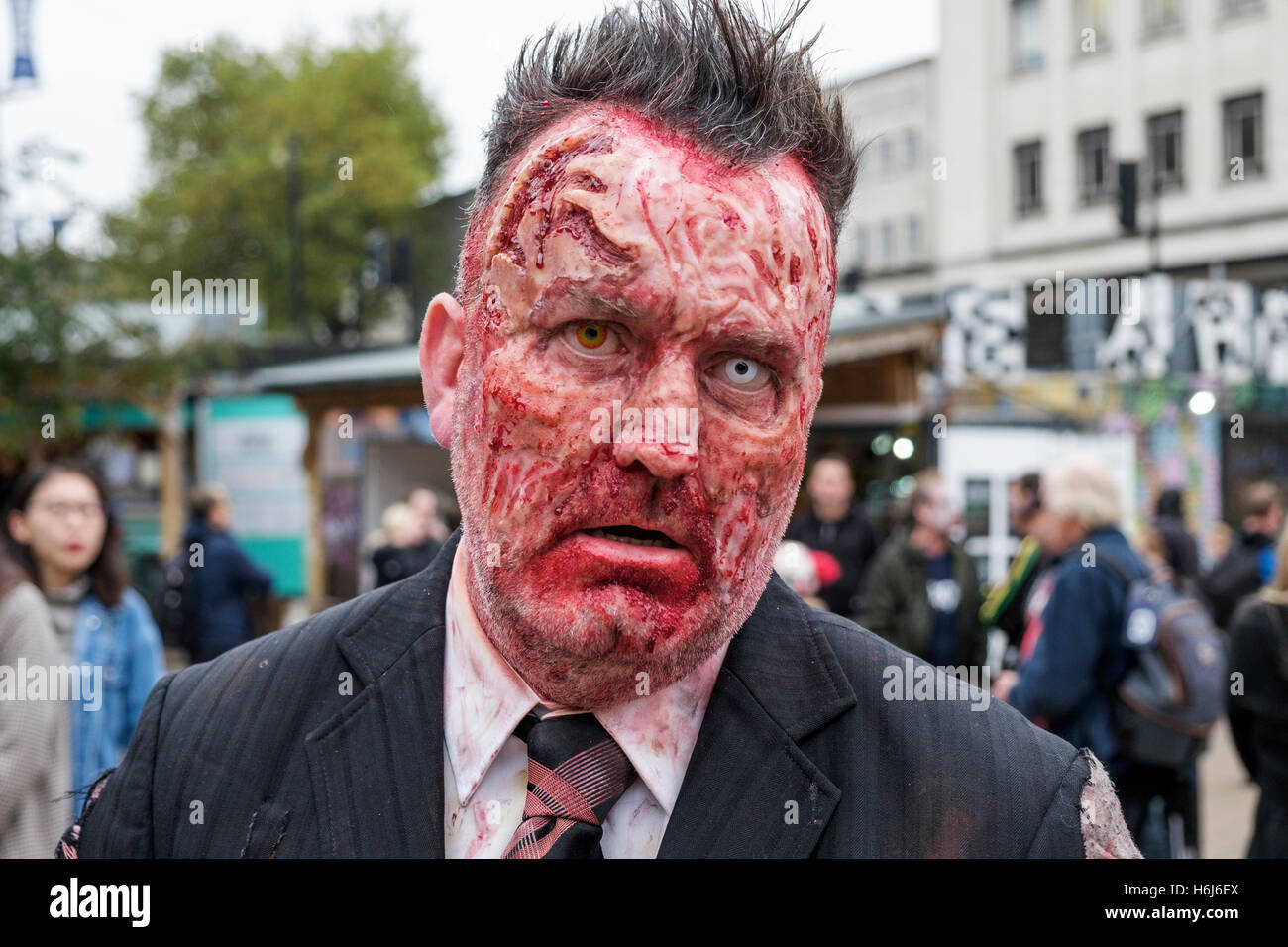 Bristol, Regno Unito. 29 ott 2016. Un uomo vestito come uno zombie in posa per una fotografia come egli partecipa a uno Zombie a piedi in Bristol. Credito: lynchpics/Alamy Live News Foto Stock