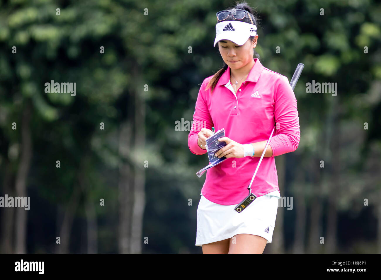 Kuala Lumpur, Malesia. 29 ott 2016. LPGA golfista Danielle Kang, controllare le sue note al LPGA Campionato della Malesia a Kuala Lumpur, Malesia. Credito: Danny Chan/Alamy Live News. Foto Stock