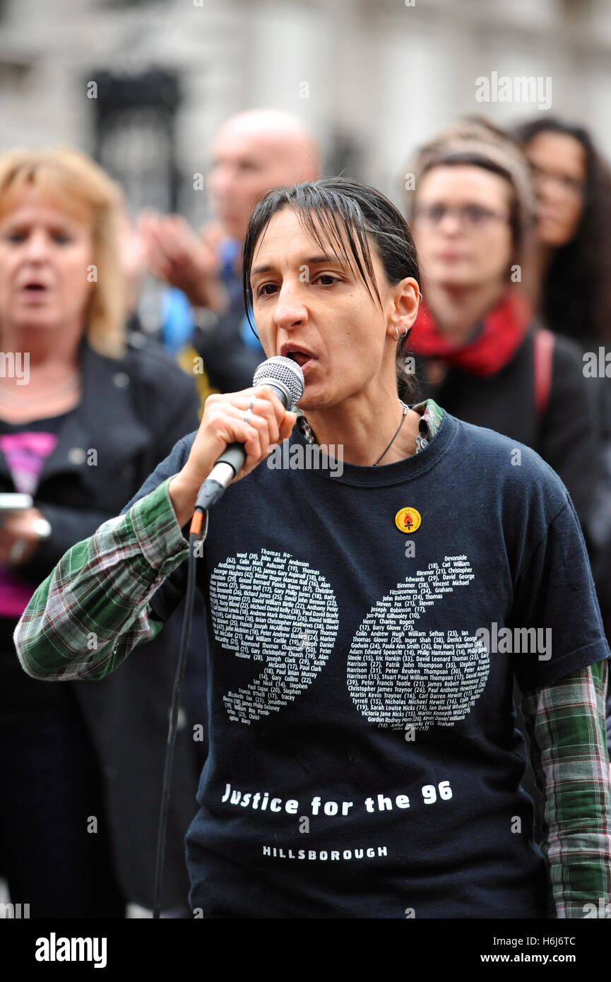Londra, Regno Unito. 29 ottobre, 2016. Becky Shah (Hillsborough giustizia campagna) rivolgendosi al Regno gli amici e la famiglia (UFFC) dimostrazione. La commemorazione annuale processione e corteo di protesta contro i decessi in custodia è stata tenuta annualmente per l'ultimo 18 anni ed è tenuto a ricordare i propri cari che sono morti in custodia. Credito: Michael Preston/Alamy Live News Foto Stock