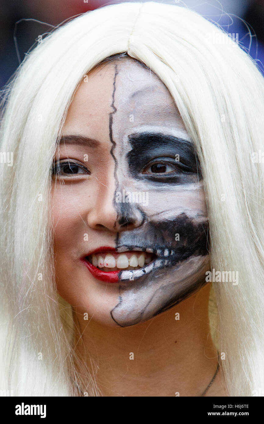 Bristol, Regno Unito. 29 ott 2016. Una donna in costume è raffigurato mentre si prepara a partecipare a uno Zombie a piedi in Bristol. Credito: lynchpics/Alamy Live News Foto Stock