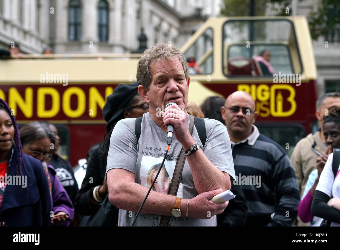 Londra, Regno Unito. 29 ottobre, 2016. Il padre di Rebecca legge uccisi dalla polizia affronta la folla al di fuori di Downing Street. Credito: Vedere Li/Alamy Live News Foto Stock