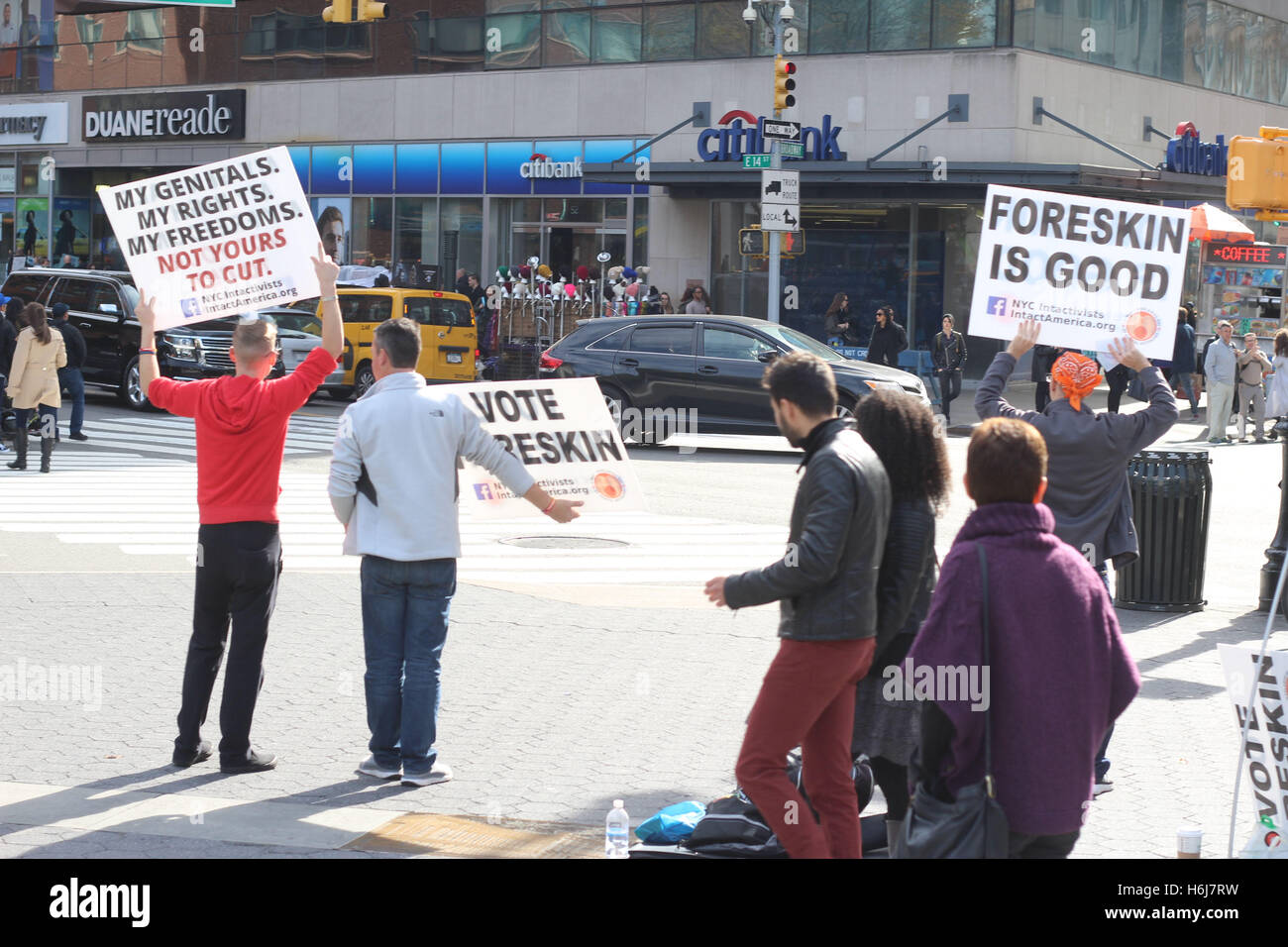 La città di New York New York, US. 29 ott 2016. America intatto, un anti-circoncisione organizzazione ha lanciato una petizione campagna rivolta all'American Academy of Pediatrics (AAP)Â Per quanto riguarda il loro studio recentÂ sul dolore. L'attivista organizzazione desidera medici di non sottoporre i neonati maschi a dolorose, medicalmente inutili procedure, soprattutto la circoncisione. © 2016 G. Ronald Lopez/ZUMA filo/Alamy Live News Foto Stock