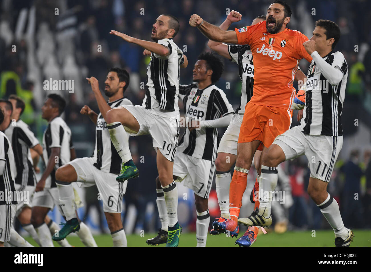 La Juventus Stadium, Torino, Italia. 29 ott 2016. Di calcio della Serie A. La Juventus contro il Napoli. La Juve giocatori celebrare la loro vittoria alla fine del match © Azione Sport Plus/Alamy Live News Foto Stock