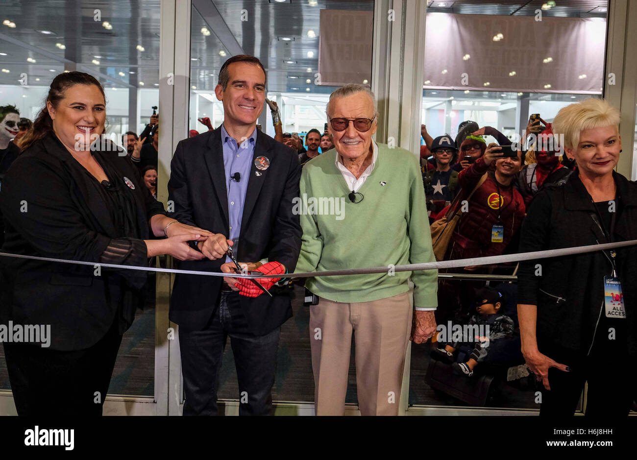 Los Angeles, Stati Uniti d'America. 29 ott 2016. Comic Book Creator Stan Lee(2 R) e Los Angeles Sindaco Eric Garcetti(2 L) assistere ad un nastro-cerimonia del taglio durante la tre-giorni di Stan Lee Comic Con 2016 Expo presso il Los Angeles Convention Center di Los Angeles, Stati Uniti, Ottobre 29, 2016. © Zhao Hanrong/Xinhua/Alamy Live News Foto Stock