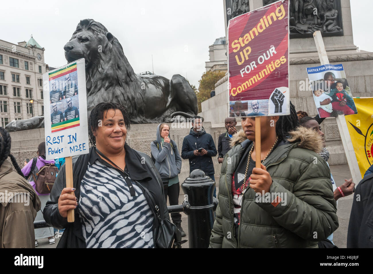 Londra, Regno Unito. Il 29 ottobre 2016. Due donne in attesa manifesti sui adolescente autistico Mzee Mohammed che morì in carcere di Liverpool nel Luglio 2016 dopo essere stato trattenuto dalla polizia. Le famiglie e gli amici di persone uccisi dalla polizia o nelle prigioni di attendere l'inizio della loro annuale di marzo a un ritmo funebre da Trafalgar Square a Downing St per tenere un rally e di consegnare una lettera a Theresa Maggio. Peter Marshall / Alamy Live News Foto Stock