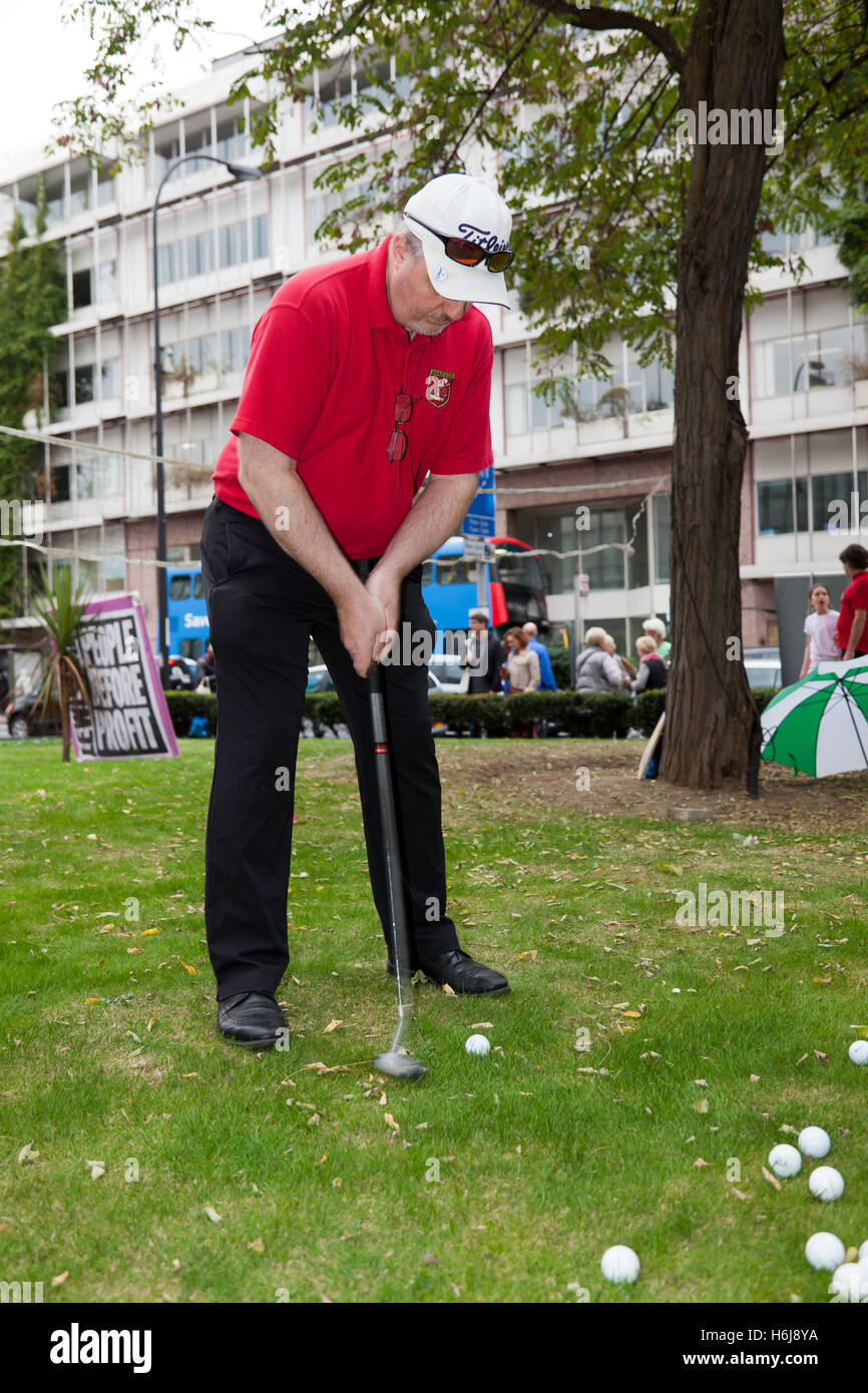 I golfisti dimostrando al di fuori di Lewisham Civic Suit, contro la chiusura immentent e distruzione, dal Consiglio a Lewisham, di Londons rimanenti solo 18 buche di un campo da golf pubblico a Beckebnham Place Park, Lewisham Foto Stock