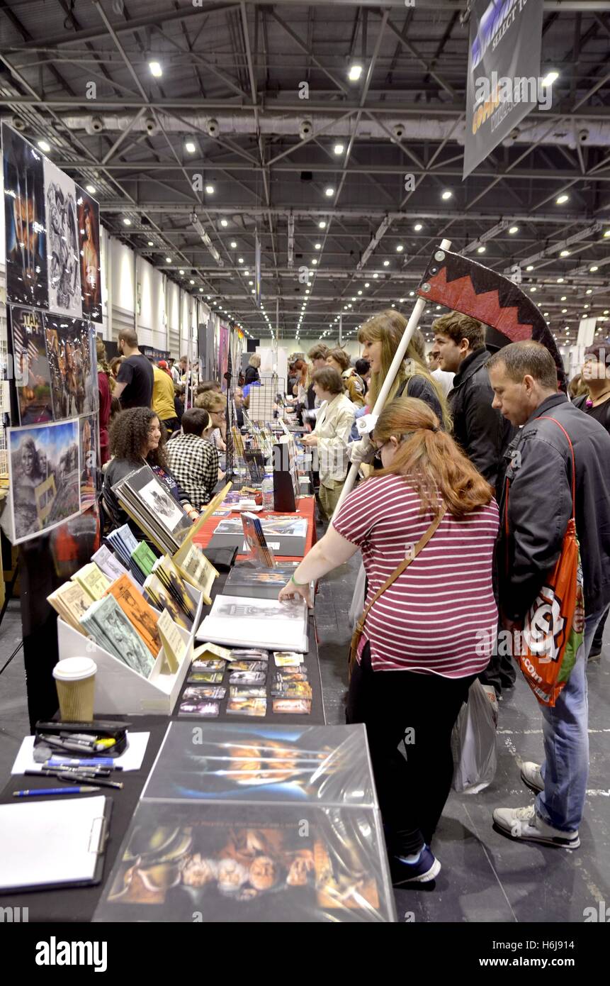 Londra, Regno Unito. 29 ott 2016. Comunicati stampa a partire dal secondo giorno della MCM London Comic Con 2016 a ExCel di Londra Credito: Marcin Libera/Alamy Live News Foto Stock