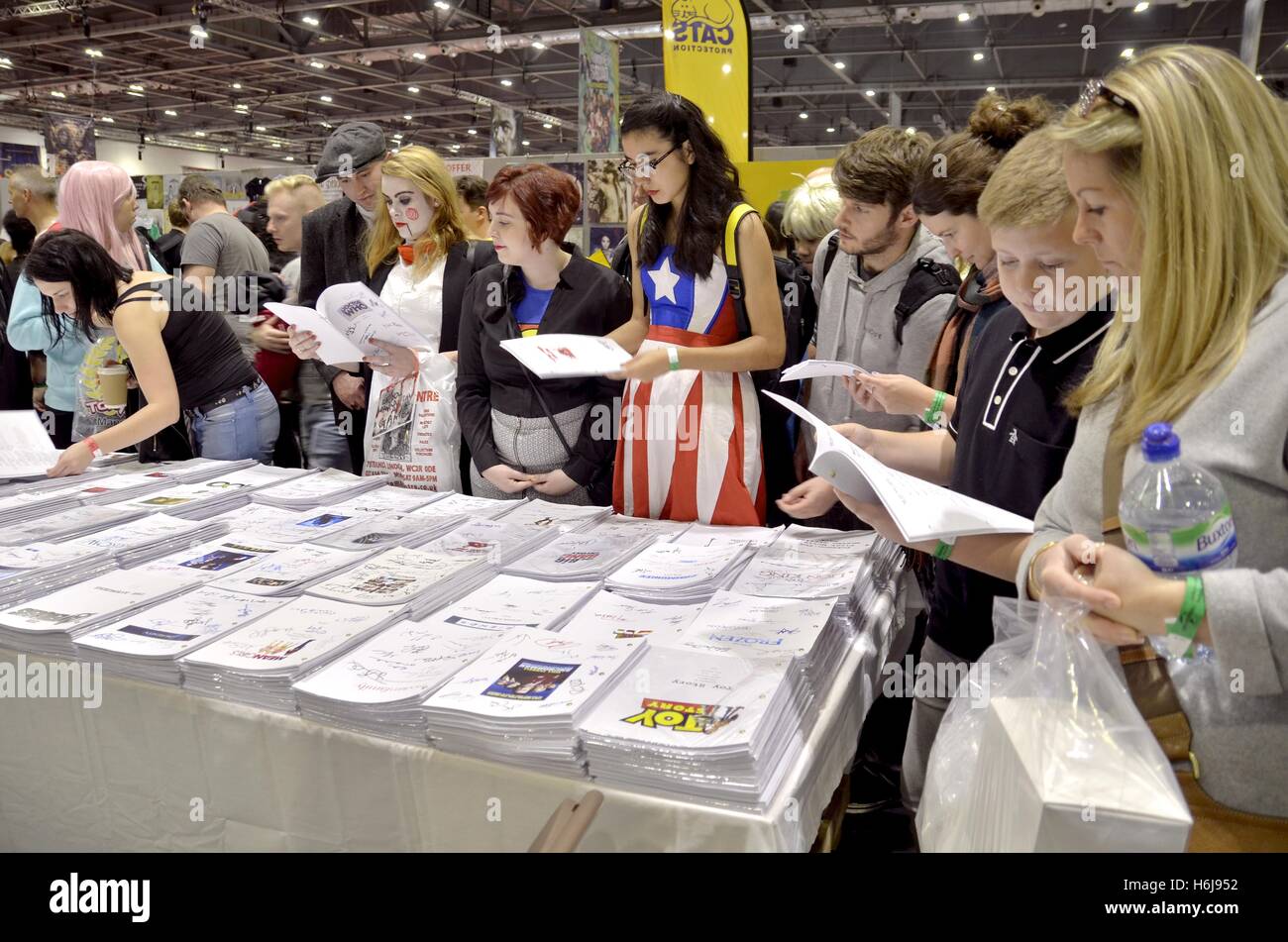 Londra, Regno Unito. 29 ott 2016. Comunicati stampa a partire dal secondo giorno della MCM London Comic Con 2016 a ExCel di Londra Credito: Marcin Libera/Alamy Live News Foto Stock