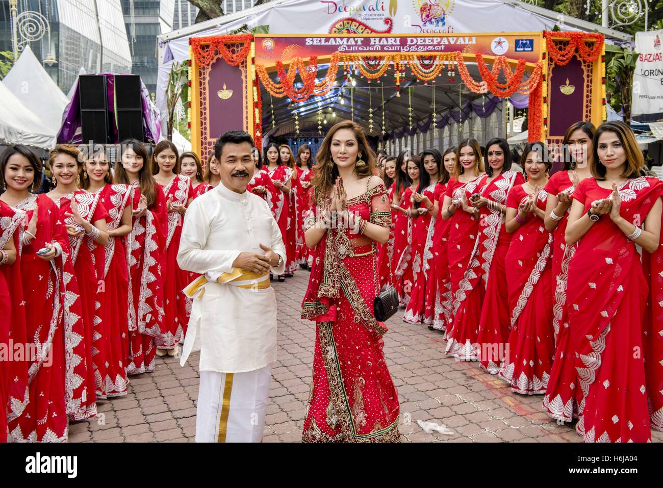 Kuala Lumpur Kuala Lumpur, Malesia. 29 ott 2016. I partecipanti del Diwali celebrazioni pongono durante il Diwali celebrazioni a Brickfields, Kuala Lumpur, Malesia il 29 ottobre 2016.Little India in Brickfields qui assunse un aria di festa come malesi di varie razze e di tutti i ceti sociali si sono riuniti per celebrare il Deepavali a un open house organizzata dal popolo del Partito Progressista © Chris Jung/ZUMA filo/Alamy Live News Foto Stock