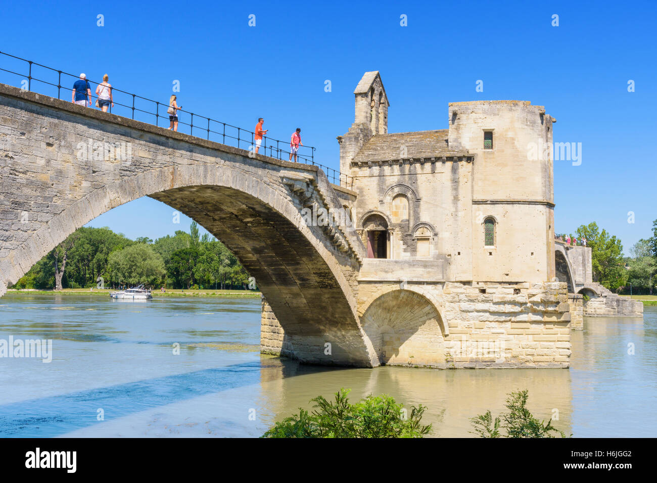 Il lato nord del Ponte Saint-Bénézet : e la piccola cappella di San Nicola, Avignon, Francia Foto Stock