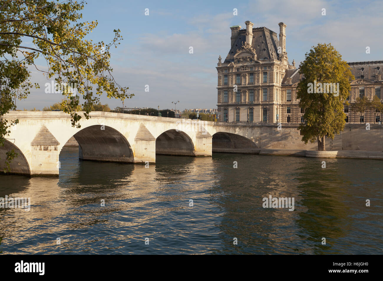 Il museo del Louvre e Pont Royal, Paris, Francia. Foto Stock