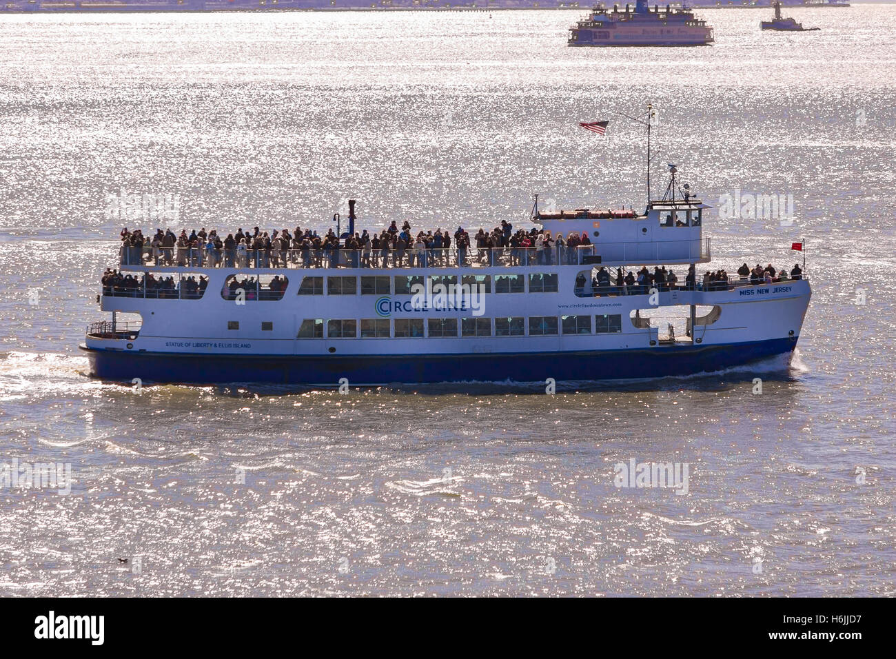 NEW YORK, NEW YORK, Stati Uniti d'America - Circle Line traghetto nel porto di New York Foto Stock
