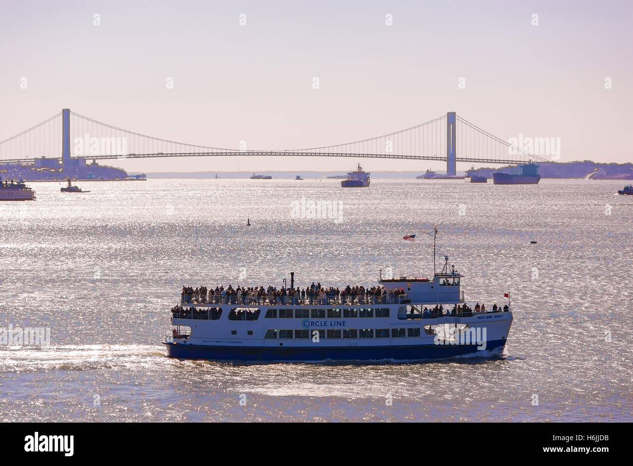 NEW YORK, NEW YORK, Stati Uniti d'America - Circle Line traghetto nel porto di New York Foto Stock