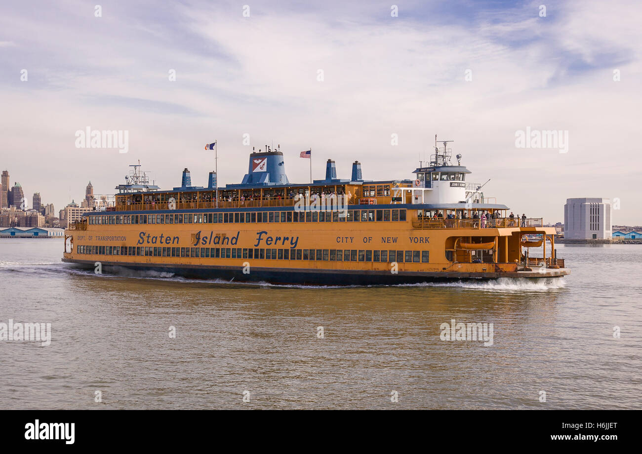 NEW YORK, NEW YORK, Stati Uniti d'America - Staten Island Ferry nel porto di New York. Foto Stock
