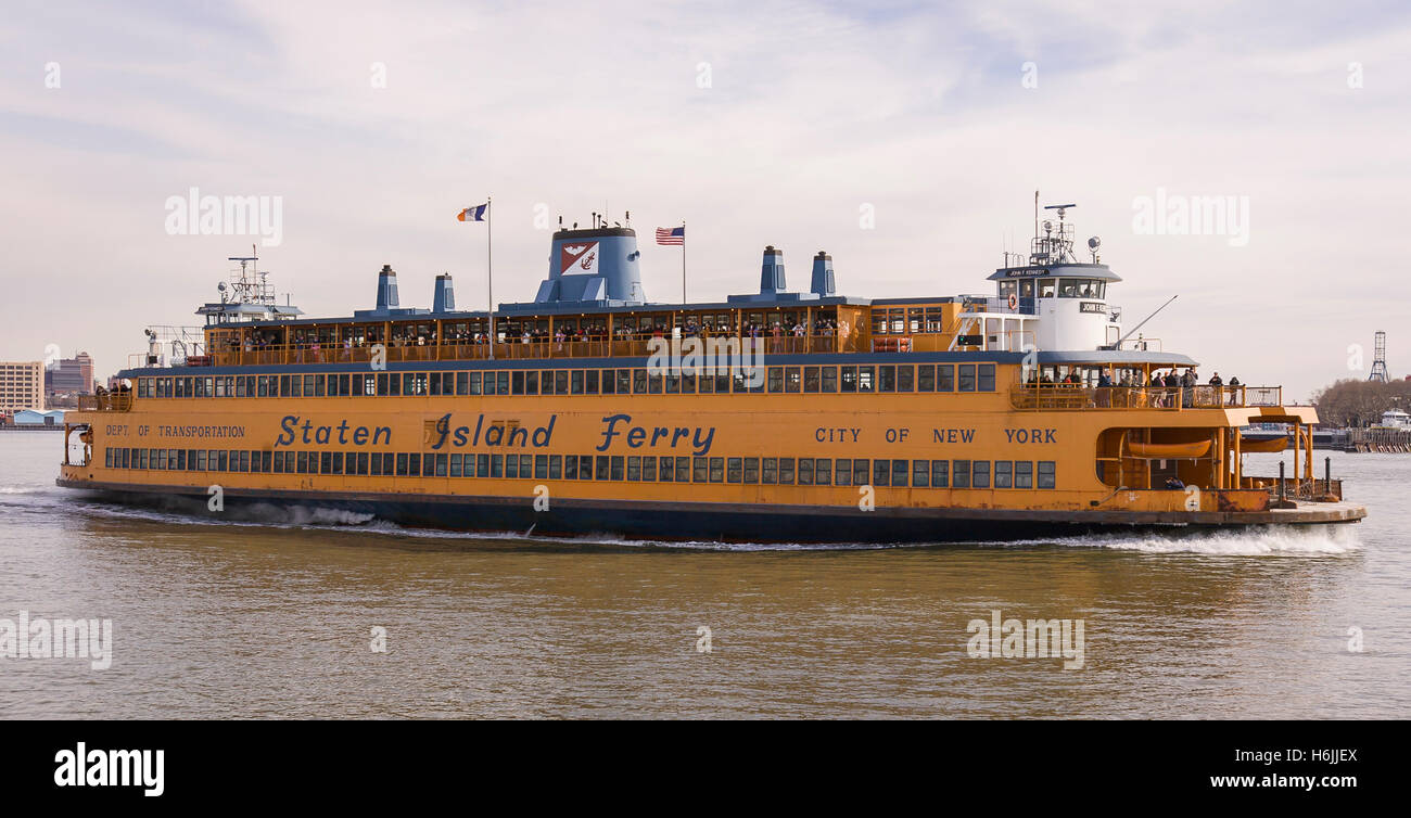 NEW YORK, NEW YORK, Stati Uniti d'America - Staten Island Ferry nel porto di New York. Foto Stock