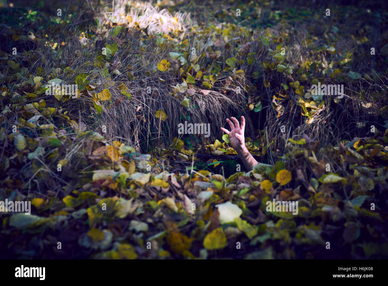 Spooky mano spuntavano dal abbandonato e. Foto Stock