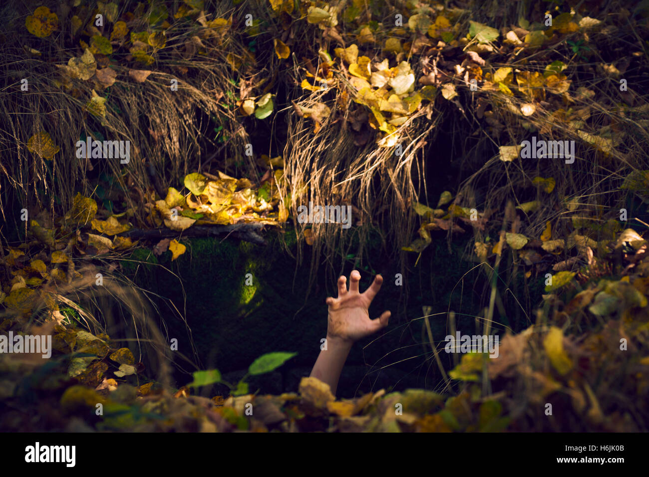 Spooky mano spuntavano dal abbandonato e. Foto Stock
