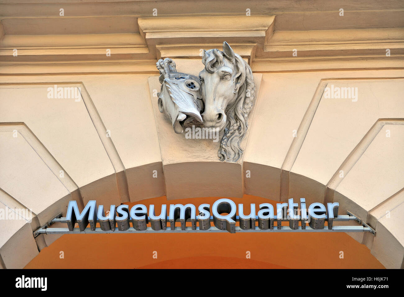 VIENNA, Austria - 6 giugno: Museums Quartier segno nella città di Vienna, in Austria il 6 giugno 2016. Foto Stock