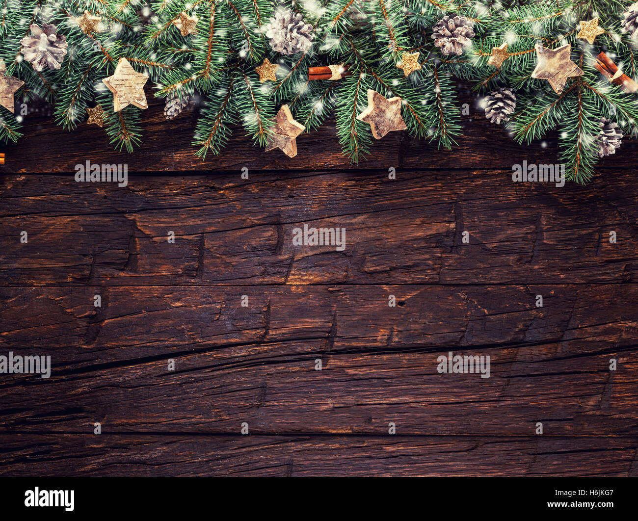 Decorazioni Natalizie Con Rami Di Abete.Decorazione Di Natale Con Rami Di Abete Posto Su Vecchie Tavole Di Legno Foto Stock Alamy
