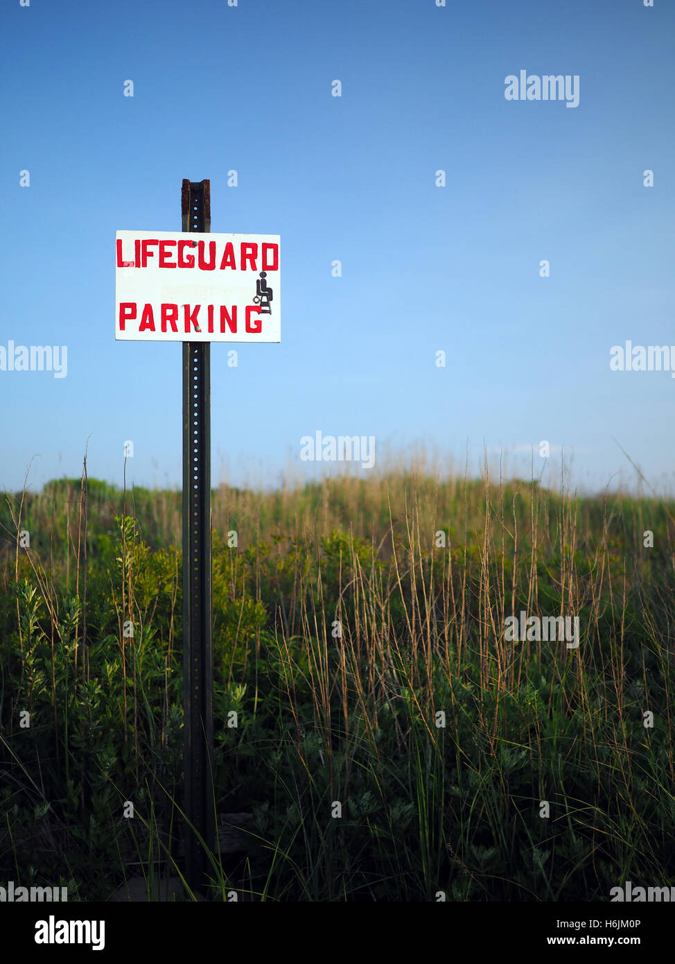 Segno per bagnino parcheggio presso il Fosso di spiaggia pianure Montauk New York Foto Stock