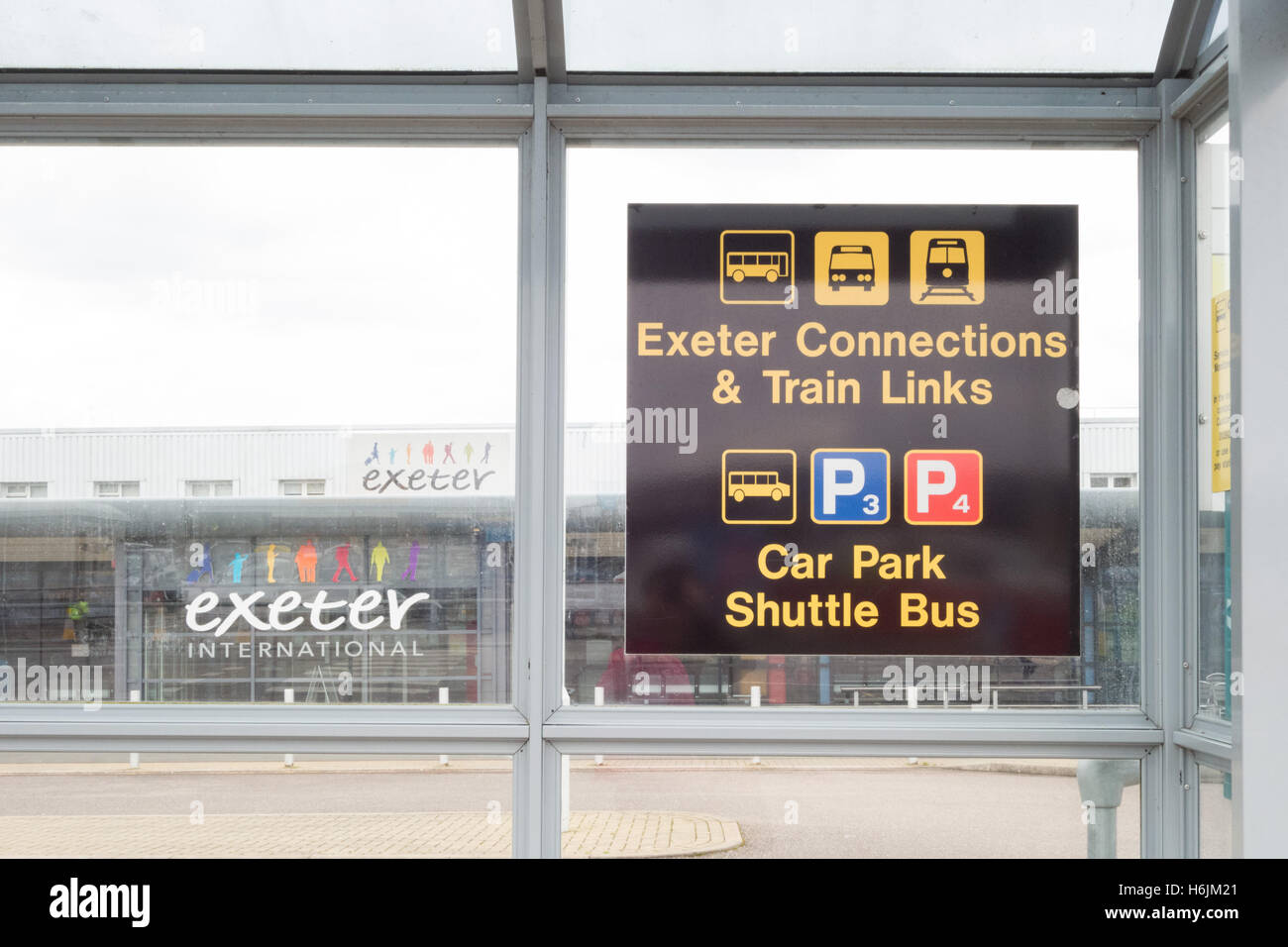 Exeter Aeroporto Internazionale - Segno dentro fermata bus fuori dall aeroporto di dare informazioni su come viaggiare in Exeter City Foto Stock
