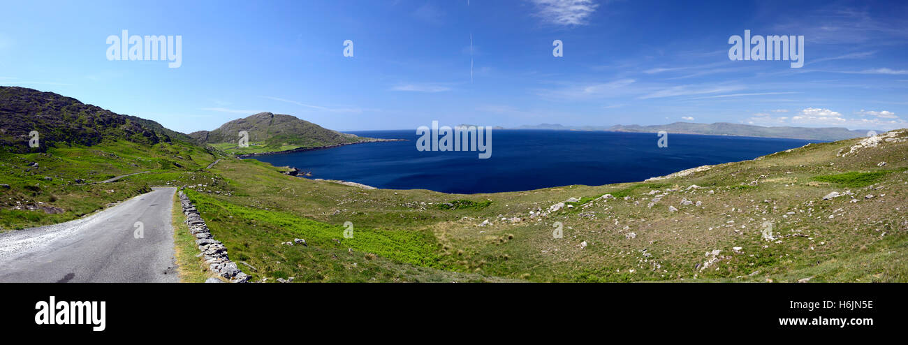 West Cork penisola di Beara panorama scena panoramica scenic oceano atlantico estate cielo blu cielo RM Irlanda Foto Stock
