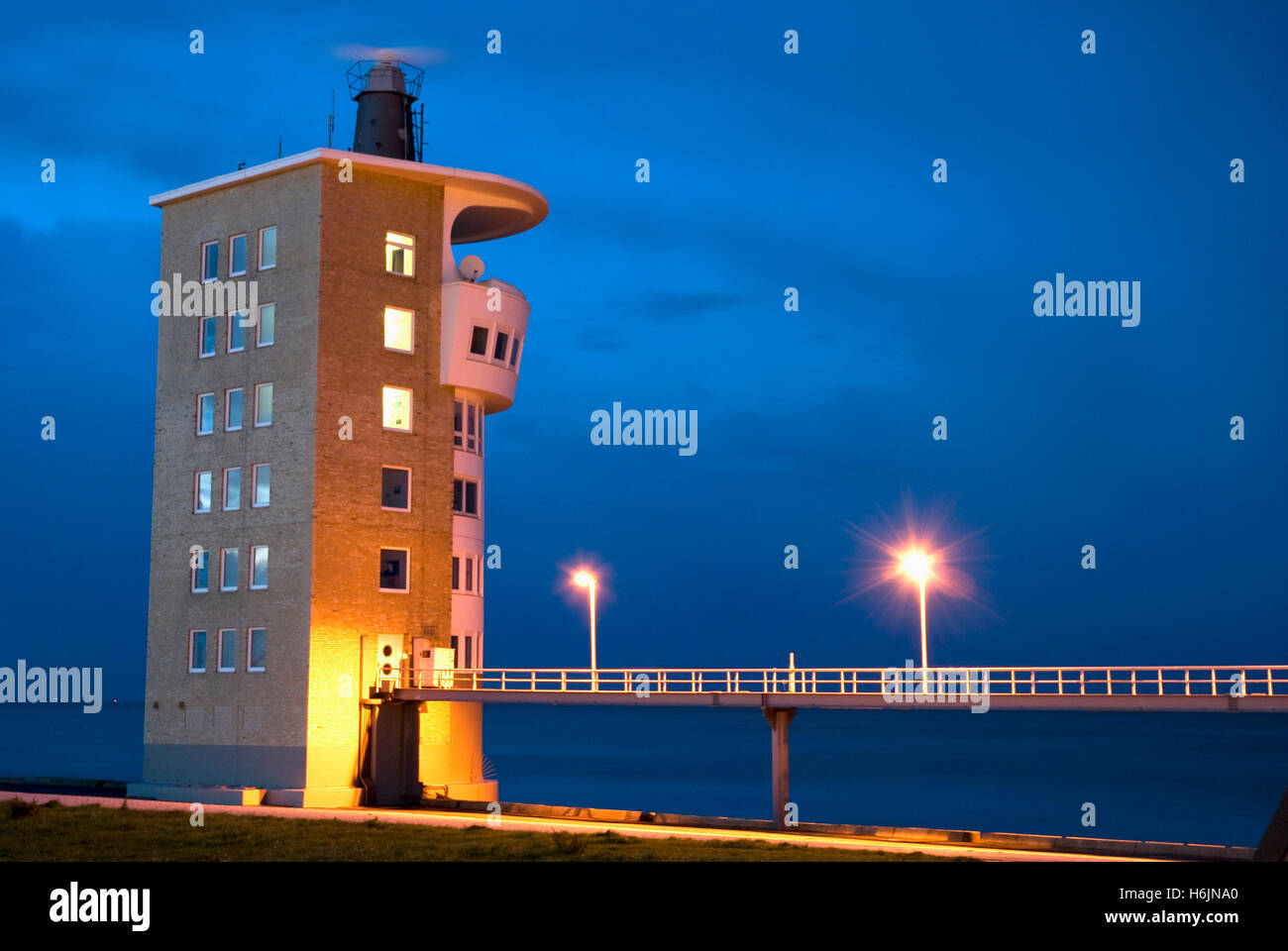 Torre del radar al porto, night shot, Cuxhaven, Bassa Sassonia Foto Stock