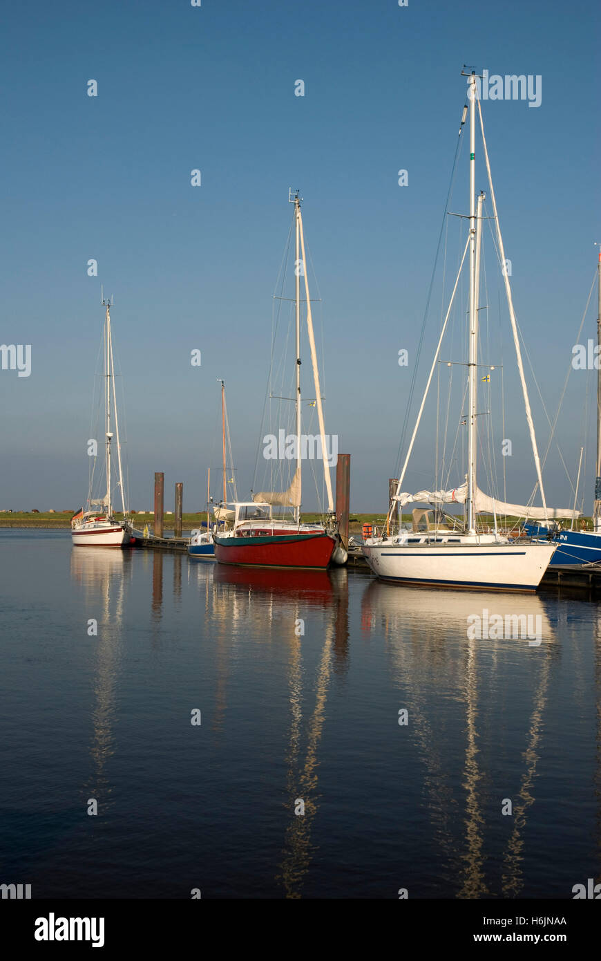 Barche a vela nel porto di Medem, North Sea resort di Otterndorf, Bassa Sassonia Foto Stock