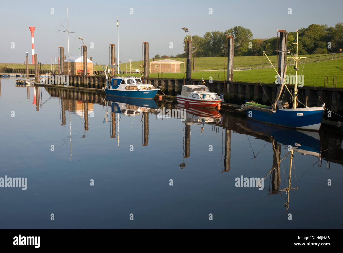 Barche nel porto di Medem, North Sea resort di Otterndorf, Bassa Sassonia Foto Stock