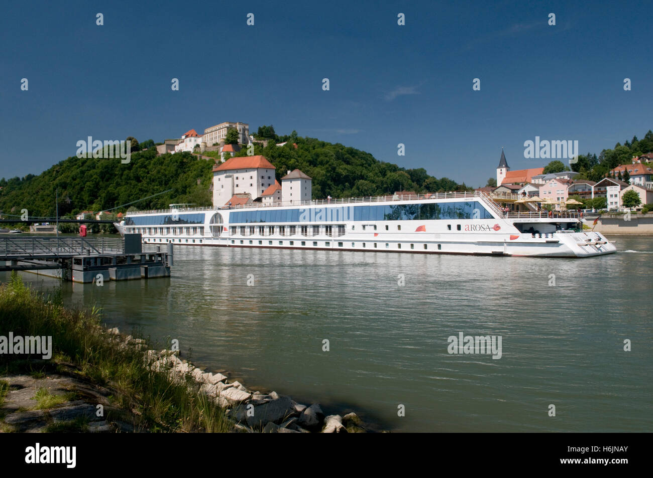 Nave passeggeri sul Danubio, Veste Niederhaus fortezza, Passau, Foresta Bavarese, in Baviera Foto Stock