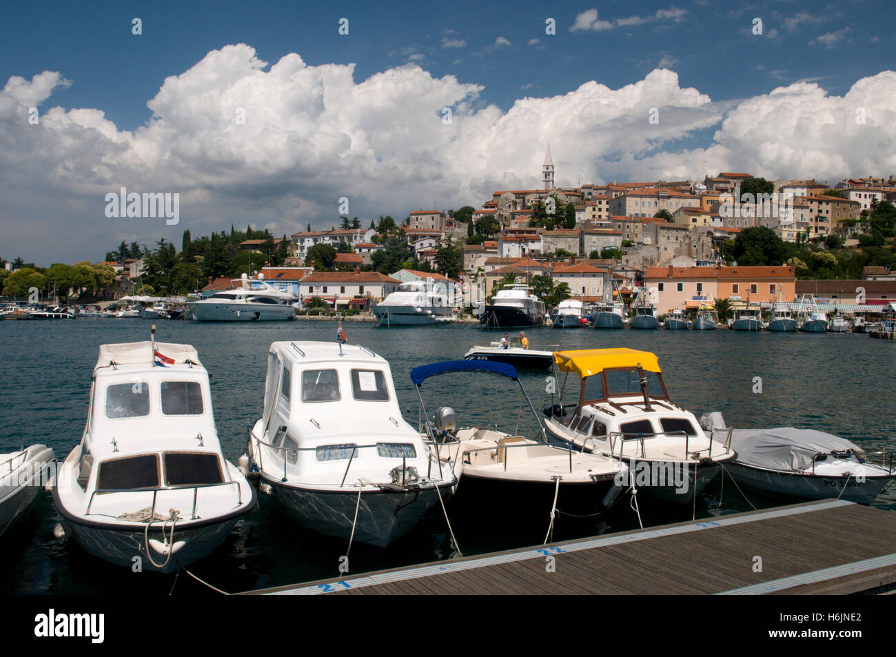 Porto e città storica, città di marmo, Orsera, Istria, Croazia, Europa Foto Stock