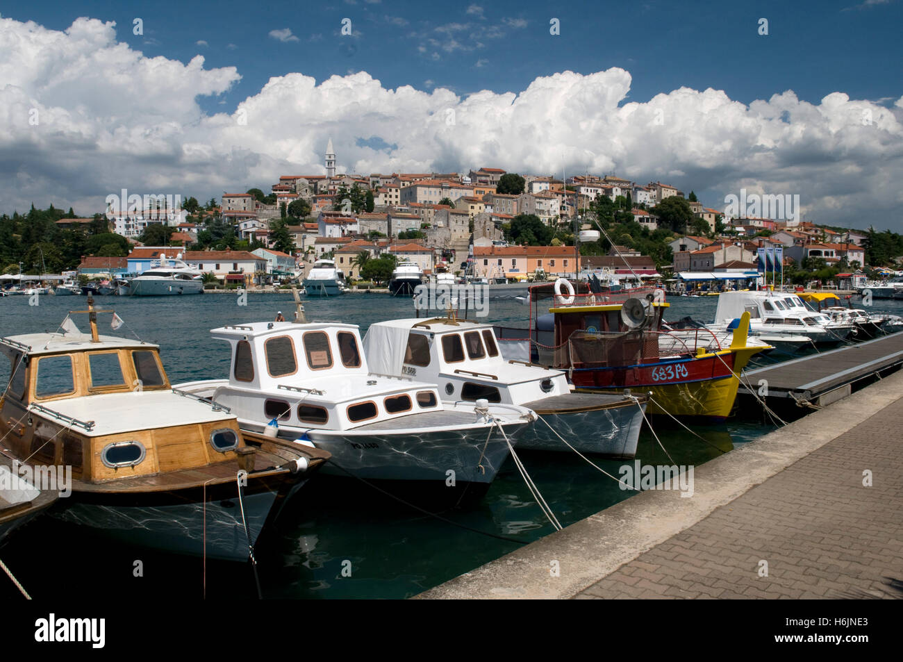 Porto e città storica, città di marmo, Orsera, Istria, Croazia, Europa Foto Stock