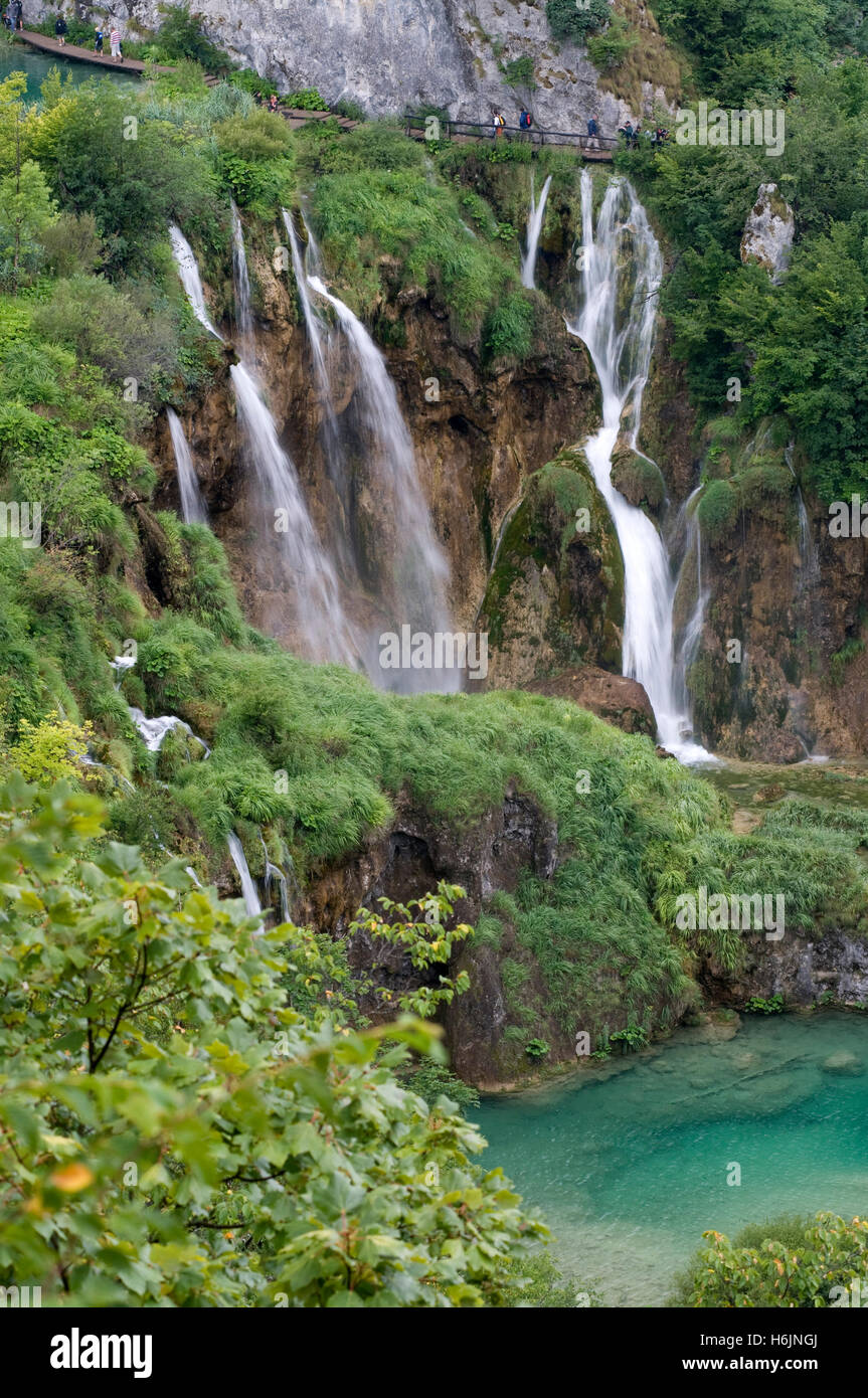 La cascata nel Parco Nazionale dei Laghi di Plitvice, Patrimonio Mondiale dell Unesco, Croazia, Europa Foto Stock