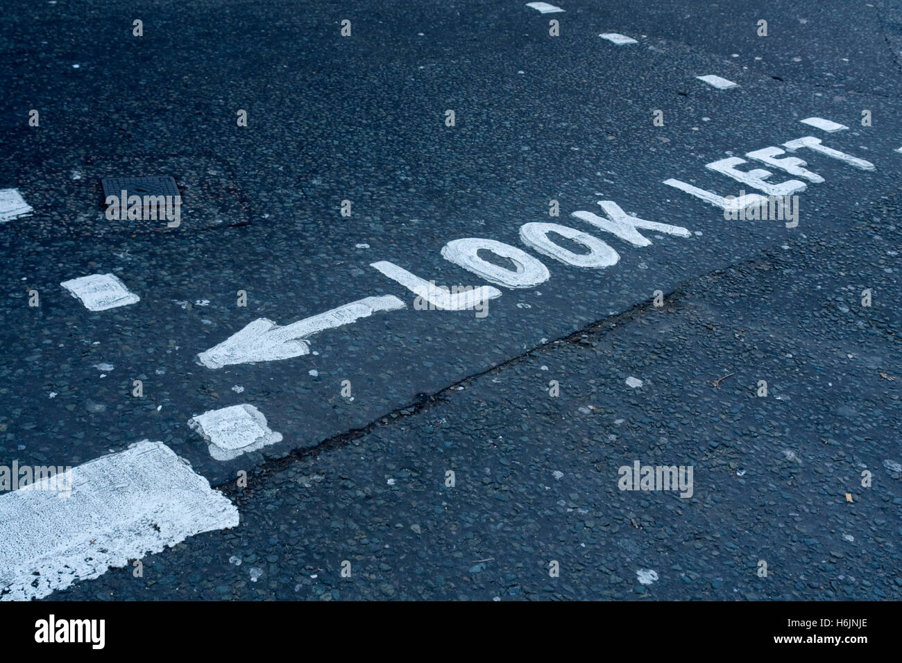 La segnaletica stradale guardare a sinistra, London, England, Regno Unito, Europa Foto Stock