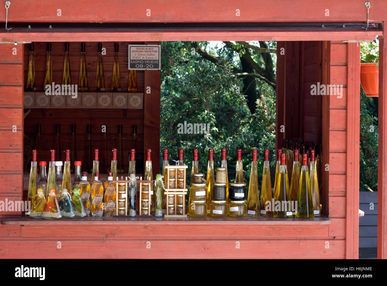 Stallo con vino e olio d'oliva, fiordo di Lim, Istria, Croazia, Europa Foto Stock