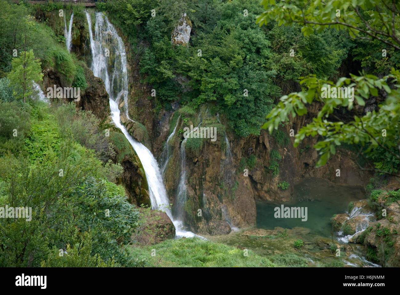 La cascata nel Parco Nazionale dei Laghi di Plitvice, patrimonio mondiale dell UNESCO, Croazia, Europa Foto Stock