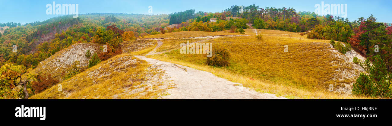 Panorama variopinto paesaggio in autunno Foto Stock