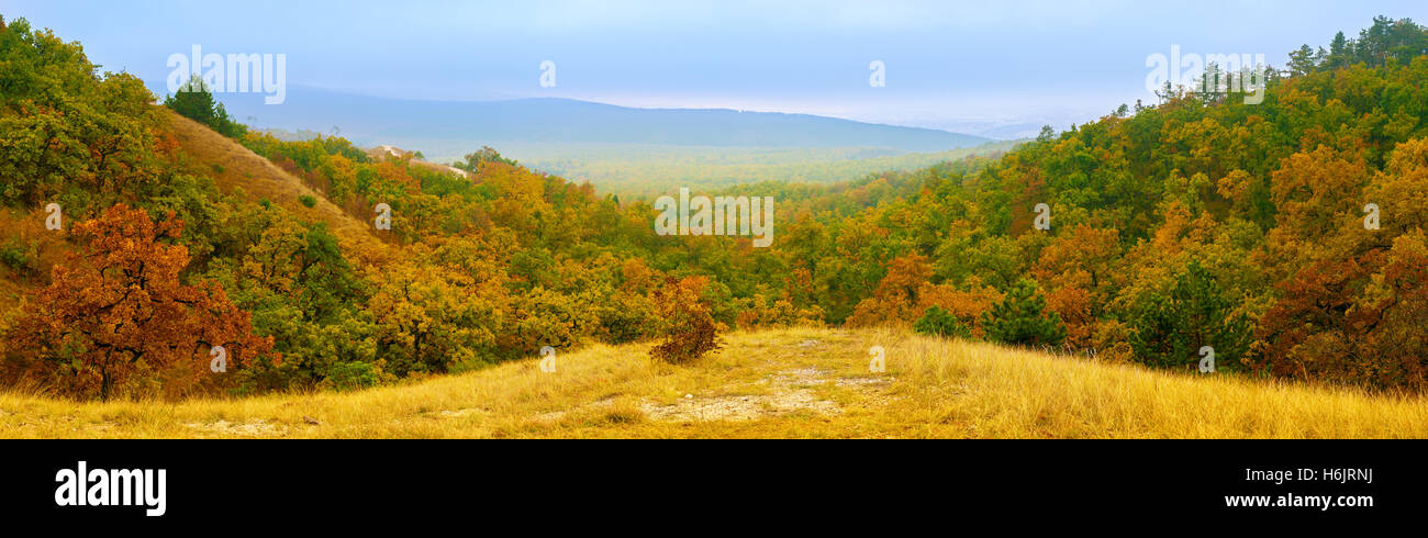 Panorama variopinto paesaggio in autunno Foto Stock
