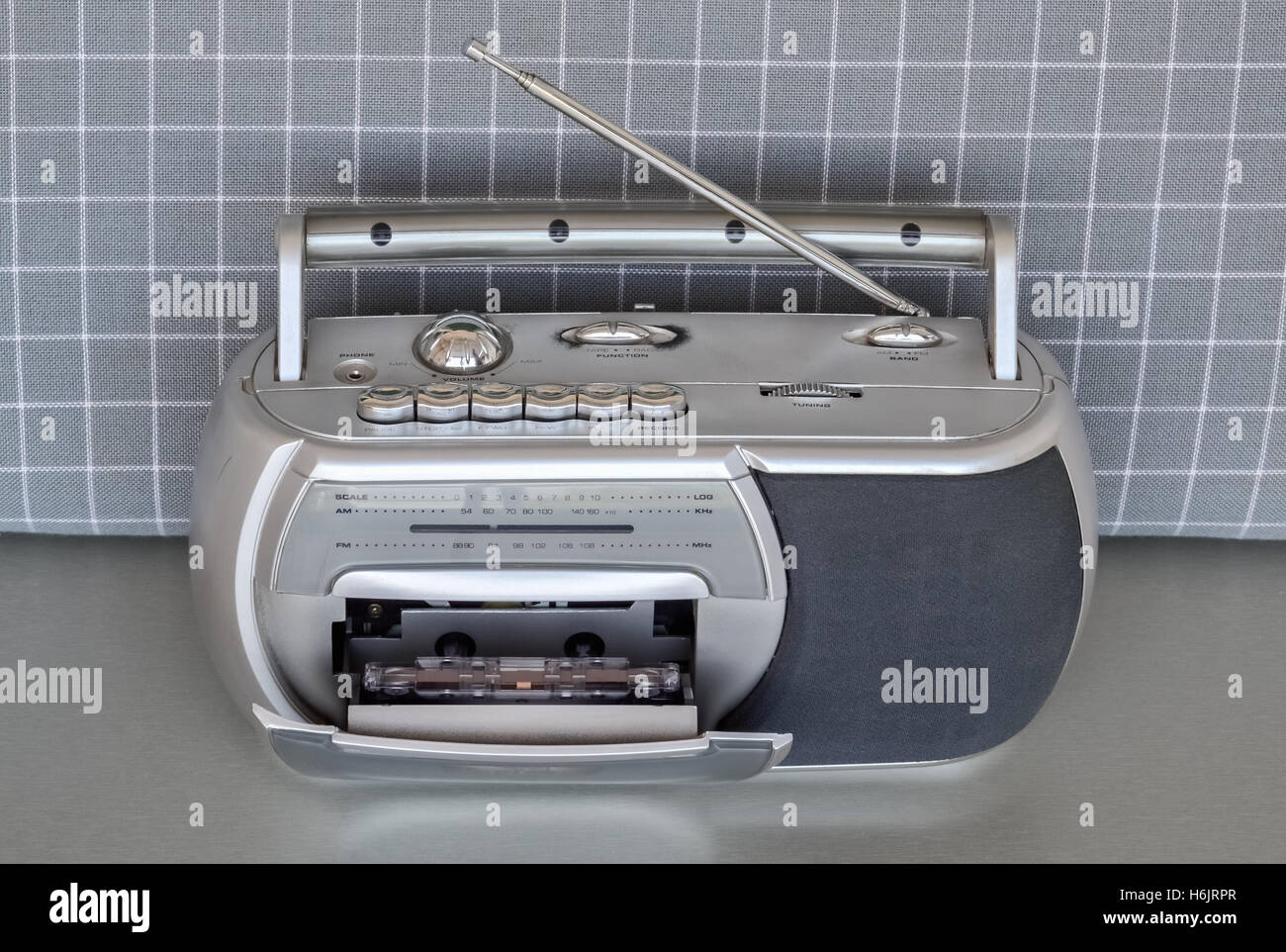 Primo piano di una vecchia radio con nastro magnetico interno Foto Stock