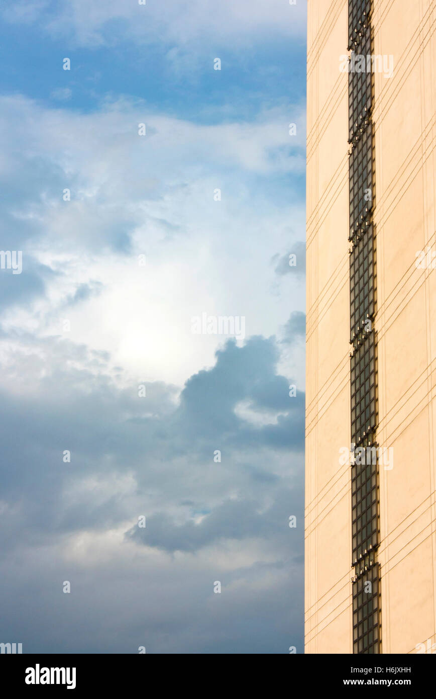 Dettaglio di un edificio e un cielo nuvoloso in backgroundpower; Foto Stock