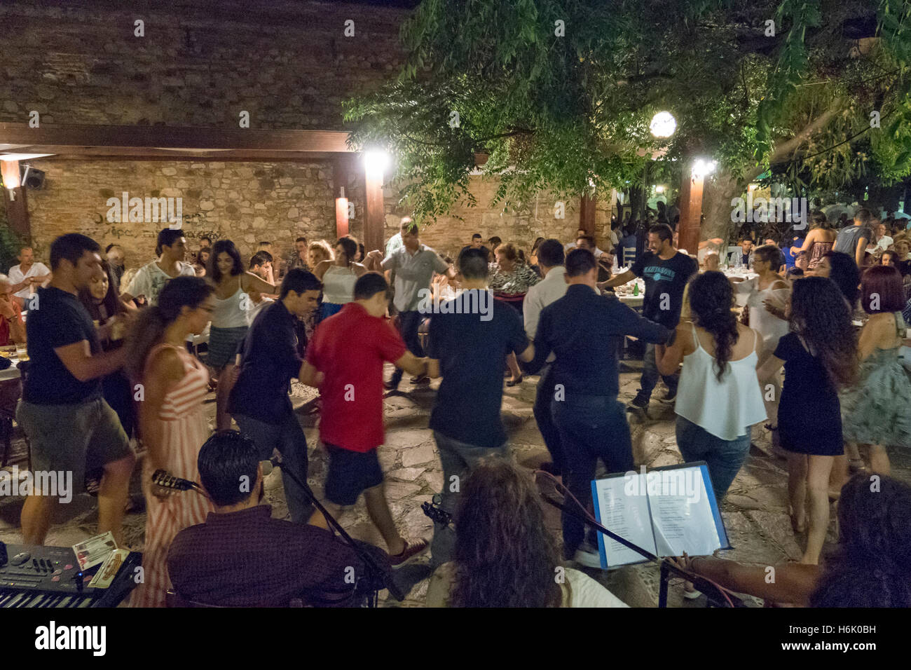Musica greca taverna a Karlovasi Isola di Samos Grecia Foto Stock