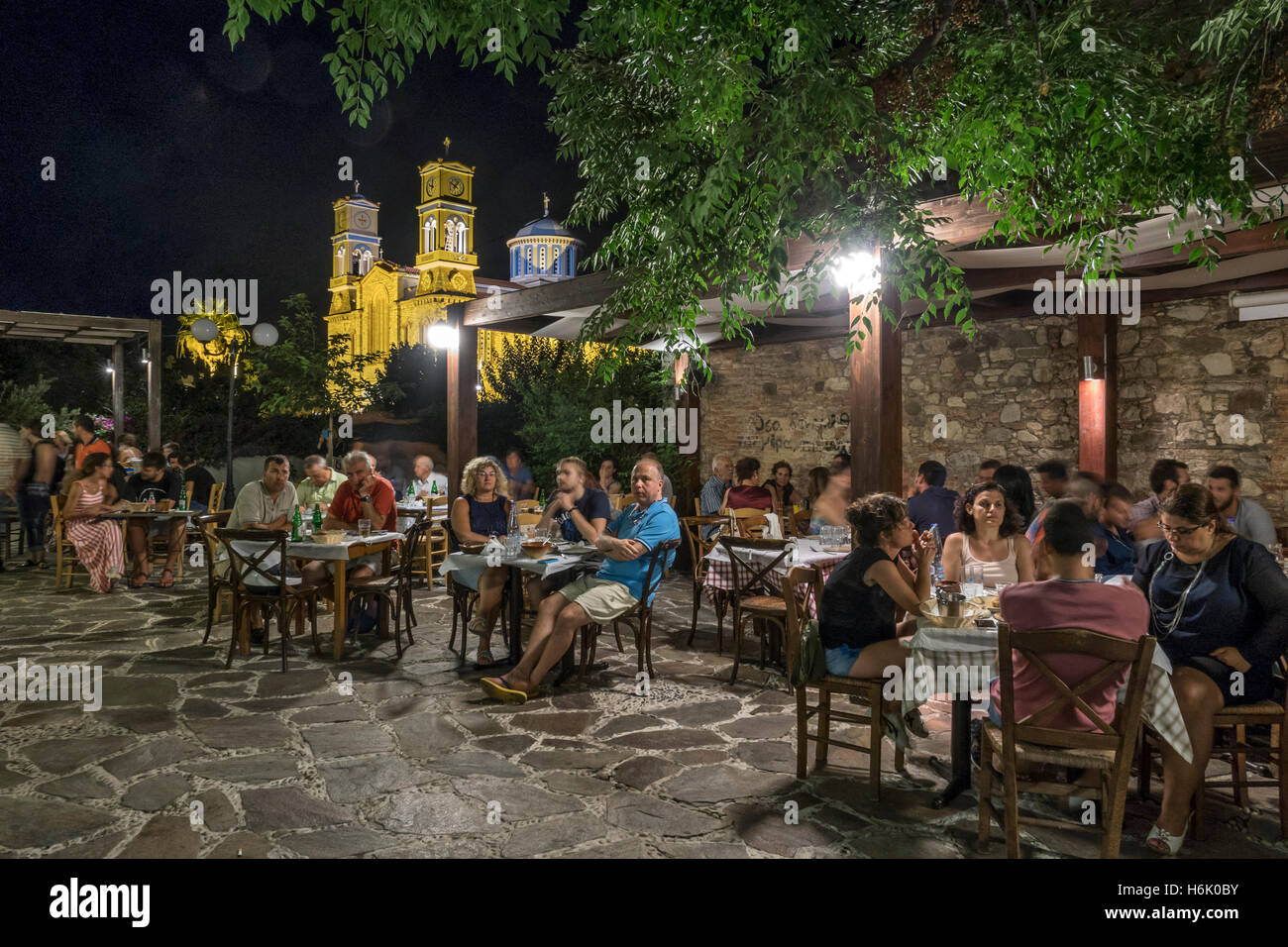 Musica greca taverna a Karlovasi Isola di Samos Grecia Foto Stock
