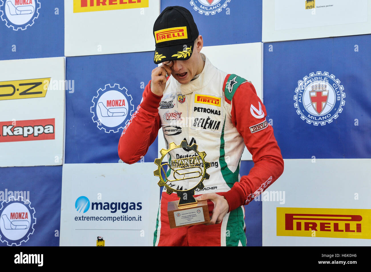 MicK Schumacher festeggiare sul podio il primo posto nel corso di italiano  F4 Championship sul circuito di Monza (foto di Gaetano Piazzolla/Pacific  Stampa Foto stock - Alamy