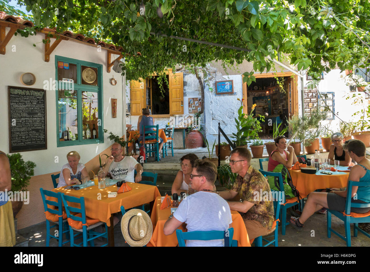 I turisti e i locali a pranzare in Manoletos villaggio montano di Samos Grecia Foto Stock